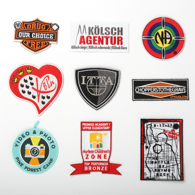Custom tessuto Chenille 3D Logo ricamato ferro su cerotti per la personalizzazione dei vestiti