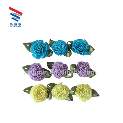Stile a faccia singola colorato nastro satinato rose arco floreale decorazione di matrimonio sostenibile