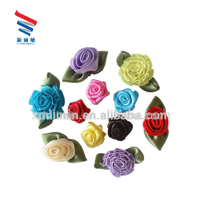 Stile a faccia singola colorato nastro satinato rose arco floreale decorazione di matrimonio sostenibile