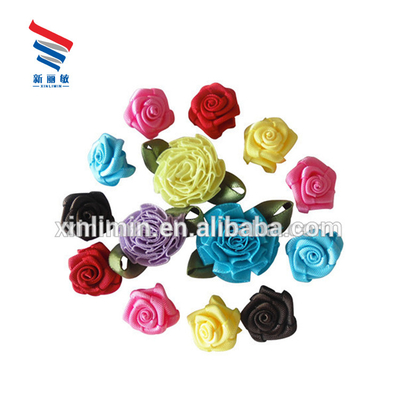 Stile a faccia singola colorato nastro satinato rose arco floreale decorazione di matrimonio sostenibile