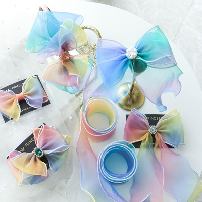 Gradient Curling Wave Edge Satin Fabric Rainbow Arco Arco a mano Fiori Nastro di capelli per bambini
