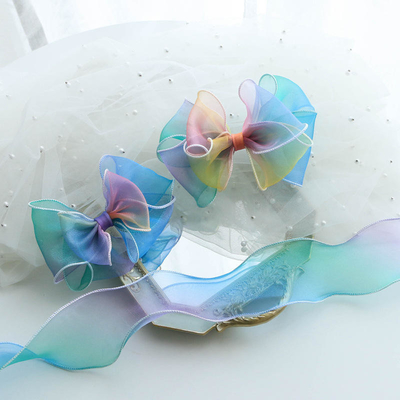Gradient Curling Wave Edge Satin Fabric Rainbow Arco Arco a mano Fiori Nastro di capelli per bambini